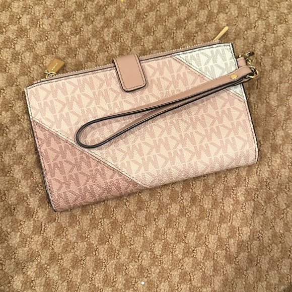Michael Kors Handbags - Michael Kors Blush Pink & Rose Gold Signature Wristlet Clutch